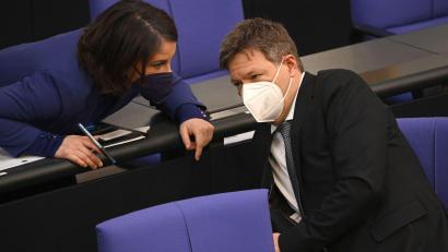 Bild: Bernd von Jutrczenka/dpa
Annalena Baerbock, Bundesaußenministerin und Robert Habeck (beide Grüne), Bundeswirtschaftsminister, unterhalten sich während der Sitzung des Bundestags.