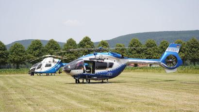 Bild: Leon Stock/NEWS5/dpa
Nach einem Tötungsdelikt in NRW sucht die Polizei mit einem Großaufgebot nach einem Verdächtigen, darunter mehrere Spezialeinsatzkommandos und zwei Hubschraubern.