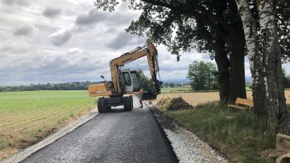 Bild: wro
Auf der Fahrbahn zwischen Mühlhof und Fuchsmühl wurde eine neue Asphaltschicht aufgetragen.