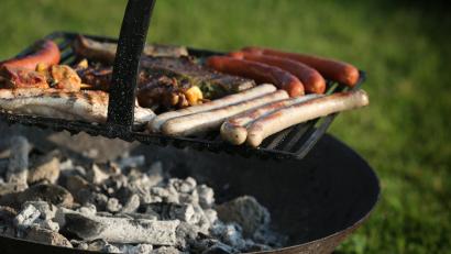 Bild: Karl-Josef Hildenbrand
Grillkohle sollte nicht unbeaufsichtigt abbrennen. Auf offenes Feuer sollte momentan gänzlich verzichtet werden.