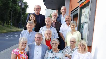 Bild: mfh
Geehrte und Offizielle bei der SPD-Mitgliederversammlung: Ute Bender, Michael Göth, Else Leibig, Bettina Moser (erste Reihe von links), Hans-Gerhard Neuber, Gisela Völlger (zweite Reihe von links), Hermann Kasper, Attila Michl, Hildegard Geismann (dritte Reihe von links), Ronja Endres, Thomas Steiner, Achim Bender (vierte Reihe von links) sowie Armin Rüger und Winfried Franz (fünfte Reihe von links).