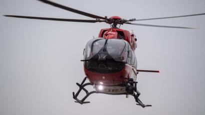 Symbolbild: Stefan Sauer/dpa
Ein Rettungshubschrauber fliegt über den Flugplatz eines Krankenhauses.