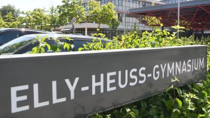 Bild: Gabi Schönberger
Das Elly-Heuss-Gymnasium in Weiden ist nur eine Schule von vielen in Weiden und dem Landkreis Neustadt/WN, die die Auswirkungen der Coronapandemie im Alltag immer noch spürt – auch bei der Zahl der Anmeldungen.