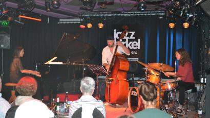 Bild: kki
Gee Hye Lee am Piano, Joel Locher am Bass und Drummerin Mareike Weining spielten im Jazz-Zirkel ihre Songs.