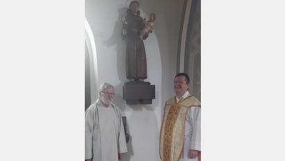 Bild: gis
Pfarrer Ferdinand Weinberger (rechts) und Kirchenpfleger Manfred Prechtl mit der Figur des heiligen Antonius, der in der Kirche einen neuen Platz gefunden hat.