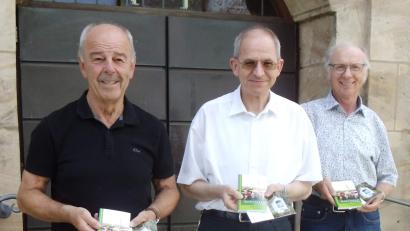 Bild: u
Wolfgang Weih (links) übernimmt zum 14. Mal die Aufgabe als Wallfahrtsführer der Hirschau-Ehenfelder Pilgergruppe zum Mariahilfberg. Zum 13. Mal erhalten die Wallfahrer als Erinnerungsgeschenk ein von Alfred Härtl (rechts) gestaltetes und finanziertes Wallfahrtsbild. Stadtpfarrer Johann Hofmann (Mitte) bedankte sich bei beiden für ihr Engagement.