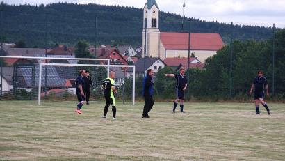 Archivbild: SC Weiding/exb
Ein Blick vom Sportgelände des SC Weiding auf die Pfarrkirche von Weiding. Das Bild entstand beim Integrativen Sport- und Spielefest für Behinderte und Nichtbehinderte, vor der Corona-Pandemie.