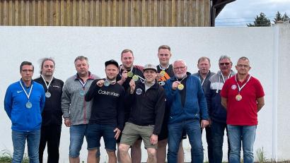 Bild: EC Konnersreuth/exb
Die Mitglieder der siegreichen Asphaltstock-Hobbyteams bei der Siegerehrung des Turniers, zu dem der EC Konnersreuth eingeladen hatte.