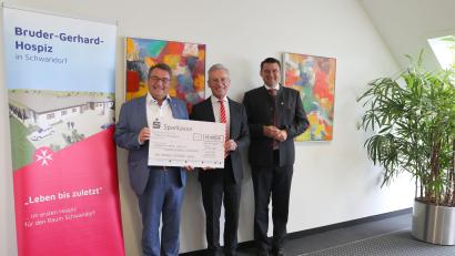 Bild: Fabian Kaiser/exb
Johanniter-Regionalvorstand Martin Steinkirchner (von links) nahm den symbolischen Spendenscheck von Sparkassen-Chef Werner Heß und Landrat Thomas Ebeling entgegen.