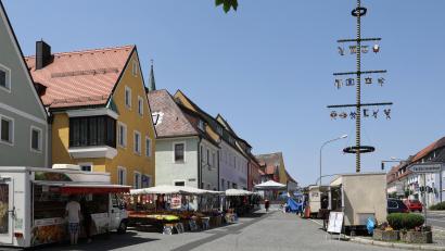 Bild: njn
Zu heiß für einen Bummel durch die Verkaufsstände beim St.-Veit-Markt. Kein Wunder bei über 30 Grad.