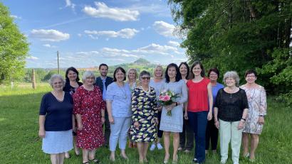 Bild: exb
Susanne Reithmayer (Vierte von rechts), die Kreisvorsitzende der Frauen-Union, dankt den ausgeschiedenen FU-Funktionärinnen, besonders ihrer Vorgängerin Tanja Schiffmann (mit Blumen).