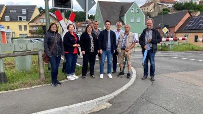 Bild: Karl Bley/exb
MdB Marianne Schieder und Kreisvorsitzender Peter Wein trafen sich mit dem SPD-Ortsverein am Bahnübergang.