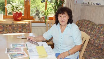 Bild: mmj
Ordner füllen bei Maria Sterr Informationen und Schriftverkehr über die Arbeit von "Zukunft in Würde" im indischen Bundesstaat Tamil Nadu.