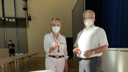 Bild: fks
Stellvertretende Kreisvorsitzende Eva Freifrau von Podewils (links) und Kreisschatzmeister Thomas Seiler (rechts) hießen die Blutspender mit einem Blumensaatpräsent Willkommen.