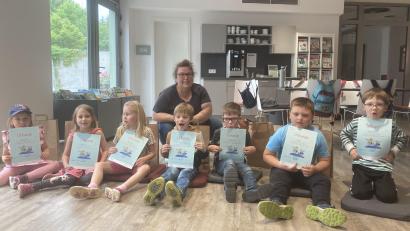 Bild: mma
Die Erzieherin Corinna Kleeblatt vom Kindergarten Ursulapoppenricht freut sich mit ihren Schützlingen über deren Kompetenzen.