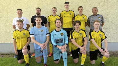 Bild: Hubert Ziegler
Teammanager Matthias Schmien (links hinten) und Trainer Karl-Heinz Wagner (rechts hinten) präsentierten am Sonntagvormittag beim Trainingsauftakt zur Landesliag-Saison 2022/23 ihre Neuzugänge: 
(hinten von links nach rechts) Martin Madeiski (Torwarttrainer), Paul Götz, Leon Schreiner, Noah Majdic und (vorne von links) Tim Eder, Tim Schreiner, Niklas Mecke, Frank Wagner und Andreas Eichenseer.