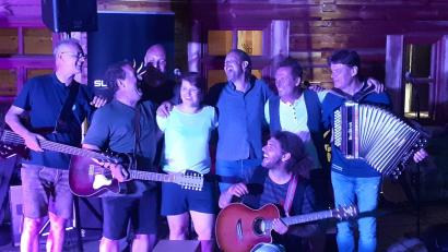 Bild: gri
Da kamen die richtigen zusammen: Die Musiker von "Ois echt" und "Sundowner & friends" in der Molzmühle.