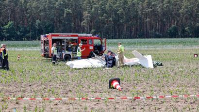 Bild: Daniel Löb/dpa
Die Trümmer eines Kleinflugzeug, das im Landeanflug auf den Flugplatz bei Gauchsdorf abgestürzt ist.