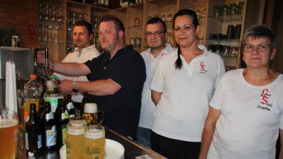 Bild: kro
Wirt Christian Reichl steht am Zapfhahn, umgeben von seinem Team mit (von links) Stefan, Christian, Sandra und Angelika.