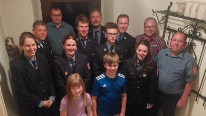 Bild: rfi
Die Feuerwehr Woppenrieth nach den Neuwahlen: 1. Reihe: Evelina Heuberger, Johannes Uschold, Lisa Kellner, Gerätewart Michael Bodensteiner. 2. Reihe: Schriftführerin Barbara Baier, Kassiererin Anita Kraus, Jugendwart Johannes Götz, Vorstand Manfred Zitzmann, Bürgermeister Ludwig Gürtler. 3. Reihe: Kreisbrandmeister Christian Demleitner, zweiter Kommandant Thomas Kraus, erster Kommandant Martin Uschold, zweiter Vorstand Helmut Bamler.