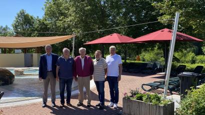 Bild: Mohles, Stadt Auerbach/exb
Mitglieder des Vorstandes der Bad- und Hallengesellschaft übergeben neue Sonnenschirme für das Freibad in Auerbach. Im Bild von links Bürgermeister Joachim Neuß, Beisitzer Rudolf Achatz, Vorsitzender Franz Steubl, Kassier Hans Kormann und Zweiter Bürgermeister Norbert Gradl, zugleich Vize bei der Bad- und Hallengesellschaft.