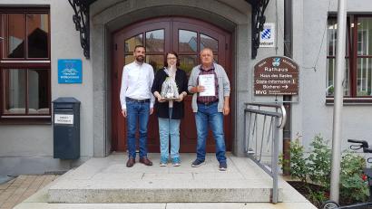 Bild: gi
Bürgermeister Armin Bulenda (links) ehrt die treuen Gäste: Schon 20 Mal waren 
Eleonore und Manfred Zirkel in Moosbach zu Gast.