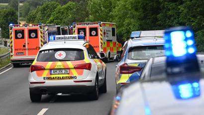 Bild: gf
Bei dem Verkehrsunfall bei Freihung wurde eine Person lebensgefährlich verletzt. Aus ungeklärter Ursache kam es zum Frontalzusammenstoß eines Pkws mit einem Lkw.