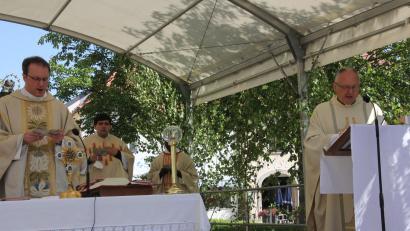 Bild: kro
Hauptzelebrant und Prediger war Domkapitular Michael Dreßel (links). Beim Festgottesdienst dabei waren Kaplan Ramon Rodriguez (dahinter) und Stadtpfarrer Georg Flierl (rechts).