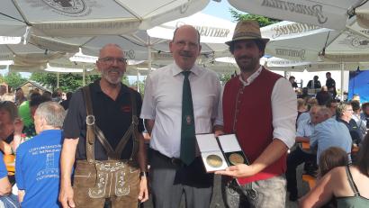 Bild: gis
Gauschützenmeister Michael Spörer (Mitte) überreichte an Schützenvereins-Vorsitzenden Mario Bauer (rechts) und an Ersten Schützenmeister Holger Hüttner (links) Jubiläumsplaketten.