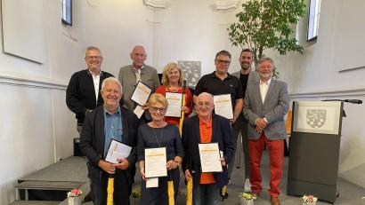 Bild: Michaela Mair/exb
Die neuen Gästeführer erhielten bei einer Feier in der Spitalkirche ihre Zertifikate: Andreas Allacher, Roswitha Fietz, Peter Voit (vorne, von links), Oberbürgermeister Andreas Feller, Karlheinz Baumer, Violetta Berger, Jürgen Gruber, Touristiker Johannes Lohrer und Schulungsleiter Prof. Dr. Gerhard Waldherr (hinten, von links).