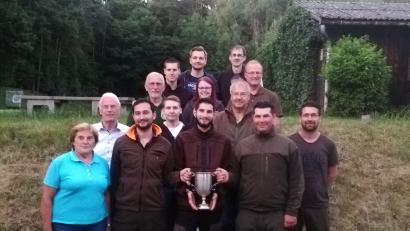 Bild: &#039;Hans Schlosser/exb
Die Hegegemeinschaft Pfreimd gewann das Kreisschießen der Pfreimder Stadtschützen. Das Bild zeigt die erfolgreiche Mannschaft und weitere Preisgewinner.