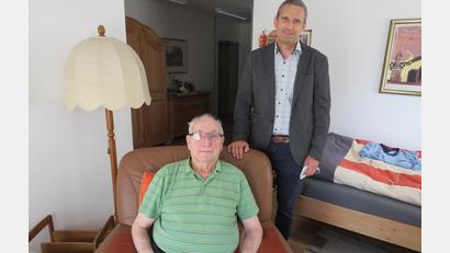Bild: adj
Dritter Bürgermeister Christian Schramek gratuliert Helmut Fröhlich zum 90. Geburtstag.
