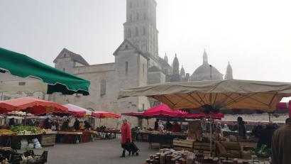 Archivbild: Hervé Chassain/Sud Ouest
Marktstände in Périgueux im Schatten der Kathedrale St. Front: Am Sonntag bummelten die Franzosen in Ambergs Partnerstadt nicht über den Markt, sondern suchten die Wahllokale auf, um ihre Stimmen für den zweiten Wahlgang zur Nationalversammlung abzugeben.