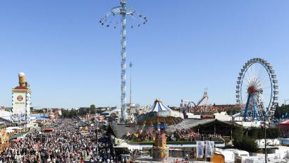 Bild: Tobias Hase/dpa/Archivbild
Voll ist die Wiesn beim Auftakt zum Oktoberfest 2019.