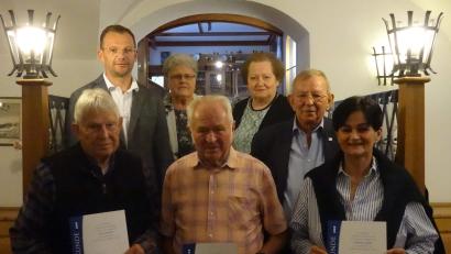 Bild: u
Der VdK-Ortsverband Hirschau ehrt langjährige Mitglieder (vorn, von links): Peter Nitsche, Alfons Siegert, Vorsitzender Leonhard Wischer und Bärbel Gruber; hinten (von links): Dritter Bürgermeister Hermann Gebhard, Frauenbeauftragte Erna Brauner und VdK-Kreisvorsitzende Marianne Kies-Baldasty.