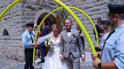 Bild: fks
Die frisch verheirateten Stephanie und Martin Kastner zogen aus der Peterskriche aus und die Feuerwehr Erbendorf stand Spalier, ganz traditionell mit einem Feuerwehrschlauchtunnel.