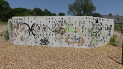 Bild: rn
Der neue Spielplatz wurde durch Schmierereien verunstaltet. Der Schaden wird auf etwa 15.000 Euro beziffert.