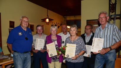Bild: bey
Vorstand Alois Hubmann (links) ehrte die lanjährigen Mitglieder Josef Bock, Hugo Janda, Gerhard Schmidt und Klaus Plachta (von links) und die beiden neuen Ehrenmitglieder Irmgard Jentsch und Erika Schaller (vorne, von links).