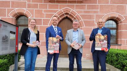 Bild:  Kerstin König/exb
Sie fiebern dem Stadtlauf am Samstag entgegen: (von links): Organisatorin Nina Mutzbauer, Sparkassen-Vorstandsvorsitzender Thomas Pickel, Bürgermeister Michael Göth und Sparkassen-Vorstandsmitglied Alexander Düssil.