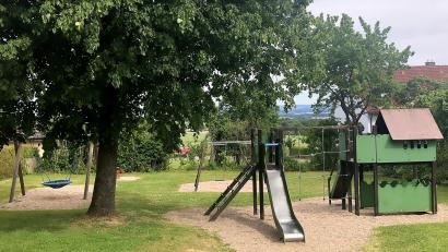 Bild: wro
Der Spielplatz an der Gartenstraße (Bild) liegt im Osten Fuchsmühls. Die Fläche mit dem markanten Lindenbaum rückte jetzt in den Fokus der Marktgemeinderäte.