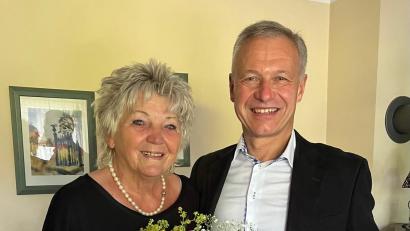 Bild: Stefanie Gradl
Zweiter Bürgermeister Thorsten Grädler überbringt der Jubilarin Ingeborg Niebler die Glückwünsche der Stadt.