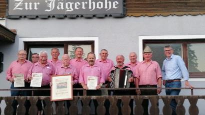Bild: Klaus Högl
Die Gründungsmitglieder der Penkhofer Huzaboum werden bei der 50-Jahr-Feier geehrt. Der langjährige Vorsitzende Sepp Meiler (Fünfter von links) wird zum Ehrenvorsitzenden ernannt. Schirmherrn Anton Bruckmüller (rechts) gratuliert.