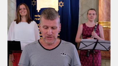 Bild: le
Sie waren Garanten für einen eindrucksvollen und nachdenklichen Konzertnachmittag am Sonntag in der Flosser Synagoge. Von links: Stefanie Gröger, Wolfgang Göldner und Franka Plößner.
