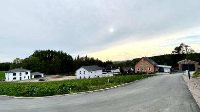 Bild: Eichl
Der noch junge Bebauungsplan für das Baugebiet „Kapellenberg“ ist zum ersten Mal geändert worden. Die bisherige Regelung zur Wandhöhe von Nebengebäuden hätte in einigen Fällen keine normal hohe Garage erlaubt.