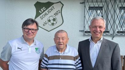 Bild: Stefanie Gradl
Vorsitzender Stefan Weiß (links) vom 1. FC Schlicht und Zweiter Bürgermeister Thorsten Grädler gratulieren Michael Gradl zum 95. Geburtstag.