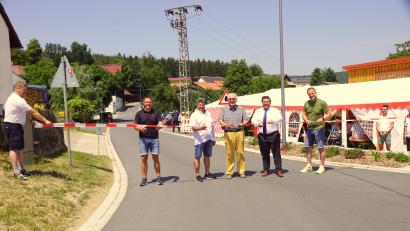 Bild: bkr
Andreas Völkl, Stefan Wiesent, Zweiter Bürgermeister Josef Hecht, Bürgermeister Thomas Kaufmann und Michael Wagner (von links) durchtrennten am Sonntagnachmittag das Band zur offiziellen Öffnung der Gemeindeverbindungsstraße.