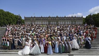 Bild: Uwe Lein
Die Königinnen stehen während sie das Schloss Herrenchiemsee für ein Foto zusammen. Rund 250 Produktköniginnen und -hoheiten aus Deutschland, Österreich und Südtirol haben sich am Freitag anlässlich des achten Deutschen Königinnen-Tages in Prien am Chiemsee in Oberbayern getroffen