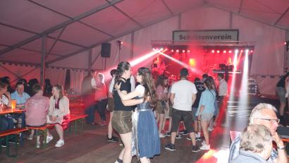 Bild: flt
Jung und alt gesellte sich zur Musik der Band "Waidler Wahnsinn" vor die Bühne. Beim Schützenfest zur Einweihung des modernisierten Schießstandes der Schützengesellschaft 1861 Wildenau wurde ausgiebig gefeiert.