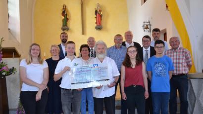 Bild: gi
Die Katholische Landjugendbewegung überreicht Pater Ferdinand eine Spende über 2000 Euro. Derzeit bereitet sich der Pater auf die Rückreise in den Kongo vor.