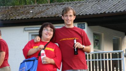 Bild: Gareis/exb
Die Fanclub-Vorsitzende Sonja Leyerer-Ott und Spieler Thomas Gareis im T-Shirt der Drahtglaskickers freuen sich nach dem Spiel gemeinsam.